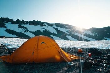 Preparare un campeggio in inverno, montare la tenda