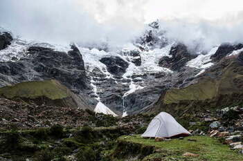 Preparare un campeggio ai piedi di una montagna