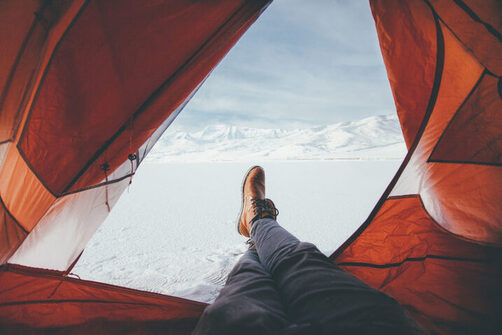 Campeggio invernale con tenda rossa