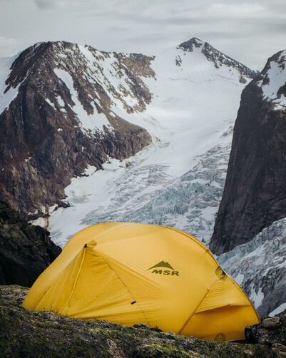 Campeggio invernale tenda gialla