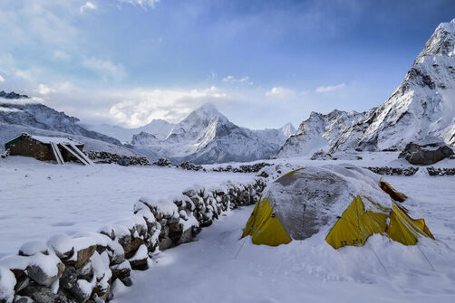 Mattino in fronte al Cervino, inverno con tenda gialla